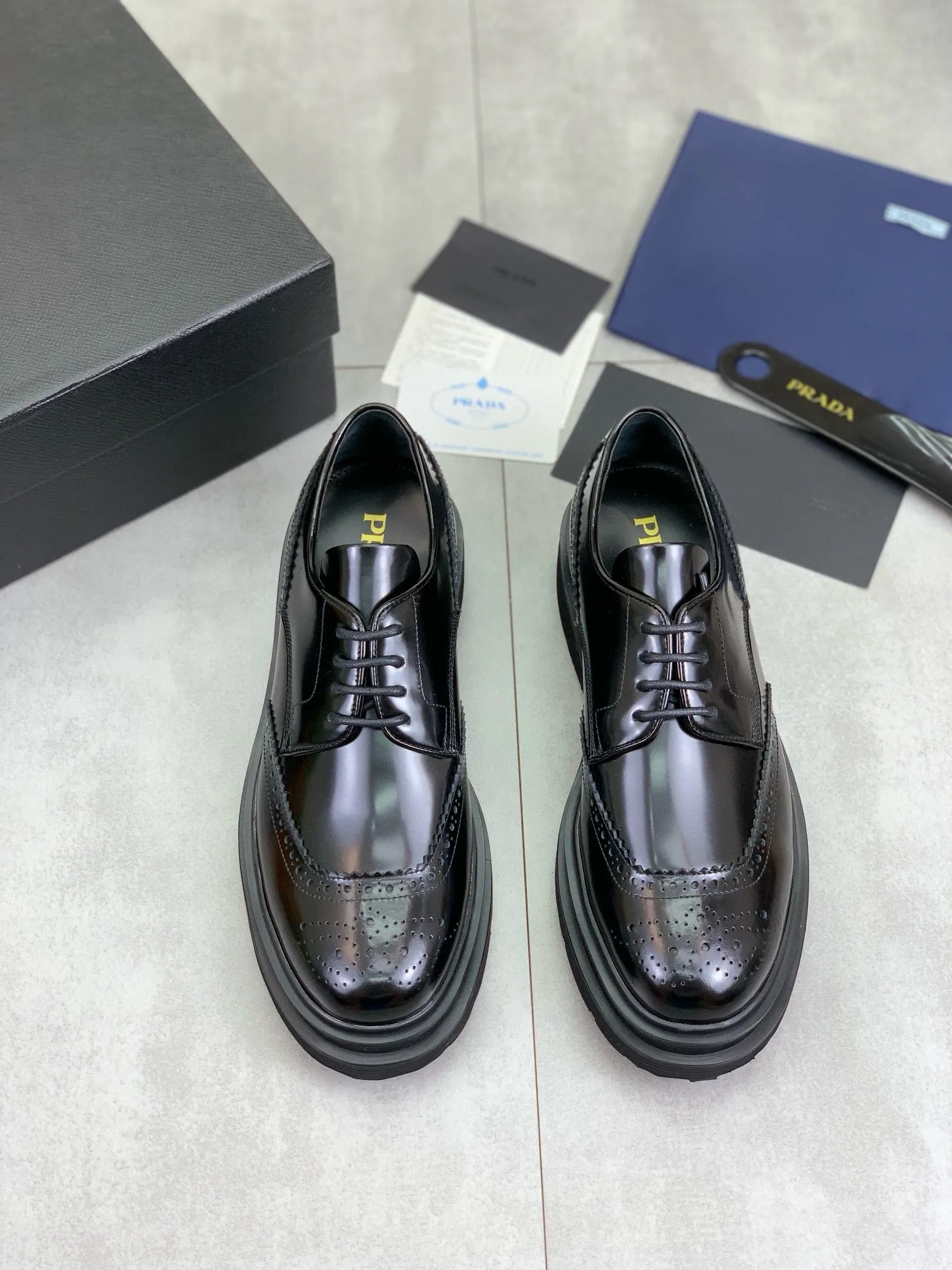 Factory price P880 💰Original quality, top version🔱 ＰＲＡＤＡPrada. Men's business casual leather shoes, top quality products. 1:1 shipment⬆️Luxurious and noble👞All imported original brand fabrics, just to create a more comfortable wearing experience. Upper: Original comfortable open edge bead-rubbed calf leather➕Top imported water-dyed full cow lining, original lightweight and comfortable TPU foam combination bottom✔️Code number: 39-44 (38.45 can be customized)